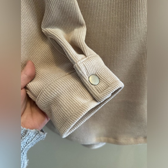 Forever 21 Women's Corduroy Butt on-Front Shacket in Beige Size XSmall - Picture 5 of 11
